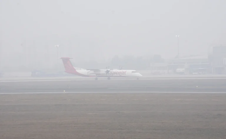 Delhi-NCR में घने कोहरे के कारण 100 से अधिक फ्लाइटें देरी से, 10 फ्लाइटें रद्द