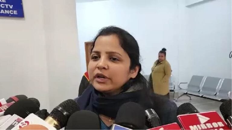 स्कूल के Principal ने दसवीं की छात्राओं की उतरवाई शर्ट, सिर्फ ब्लेजर में भेजा घर