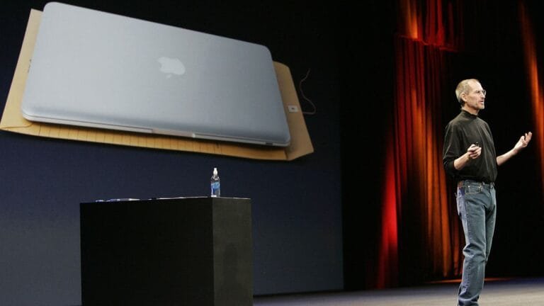 Apple ने आज से 19 साल पहले MacBook pro की घोषणा की थी