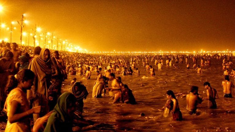 MahaKumbh2025: आज से प्रारंभ, आस्था की डुबकी लगाने संगम तट पर उमड़ा श्रद्धालुओं का सैलाब
