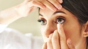 Fashion और Health का कनेक्शन: क्या आप सही कपड़े और जूते पहन रहे हैं?