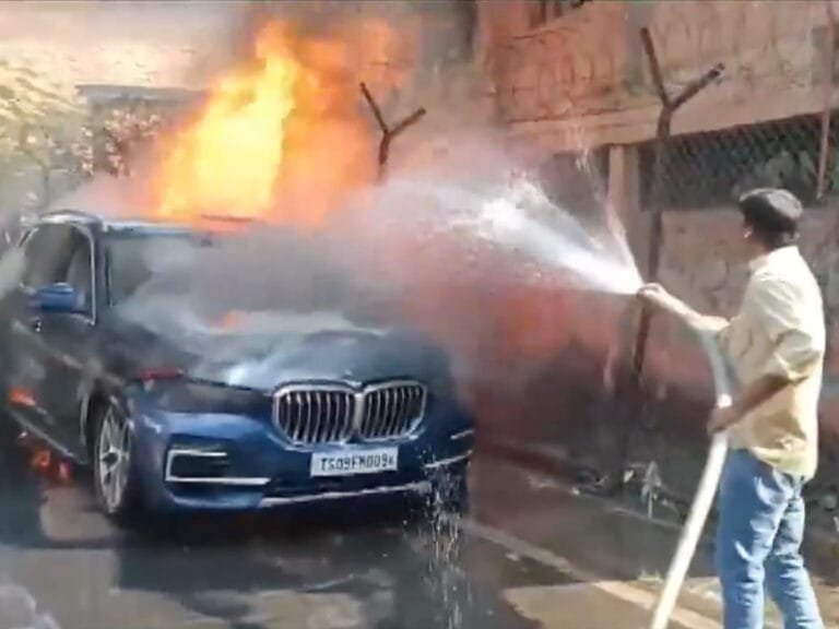 Telangana: Ranga Reddy में कार शोरूम में लगी भीषण आग, करोड़ों का नुकसान