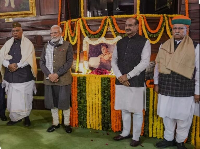 प्रधानमंत्री Modi और उनके मंत्रि मंडल सहयोगियों ने संविधान सदन में Netaji Subhas Chandra Bose को श्रद्धांजलि अर्पित की