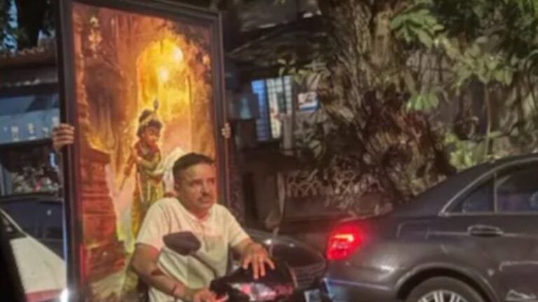 आनंद महिंद्रा ने ट्रैफिक लाइट पर शेयर की कृष्ण की तस्वीर, सुरक्षा का दिया संदेश