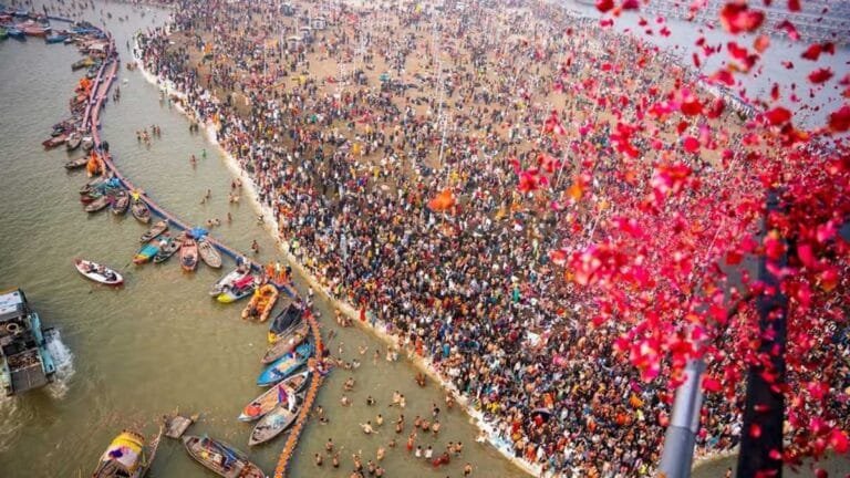 Mahakumbh: मकर संक्रांति पर शुभ संयोग, आज संगम तट पर पहला अमृत स्नान