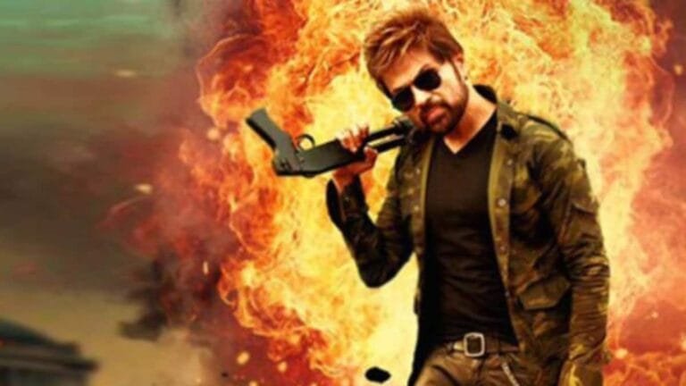 एक्शन-ड्रामा फिल्म में हिमेश रेशमिया 2014 की फिल्म द एक्सपोज में रवि कुमार का किरदार दोहराएंगे। अभिनय से लंबे समय तक ब्रेक लेने के बाद, हिमेश रेशमिया अपनी आगामी एक्शन ड्रामा फिल्म 'बैडस रवि कुमार' के साथ बड़े पर्दे पर वापसी करने के लिए पूरी तरह तैयार हैं। फिल्म का ट्रेलर सोमवार, 6 जनवरी को जारी किया गया, जिसमें गायक से अभिनेता बने हिमेश अनंत महादेवन की 2014 की फिल्म 'द एक्सपोज' में रवि कुमार की भूमिका में नज़र आने वाले हैं। ट्रेलर में आगे, वह दुश्मनों और प्रभुदेवा द्वारा निभाए गए मुख्य प्रतिपक्षी से लड़ते हुए कुछ दमदार बातों को भी कहते हैं.इमारतों के बीच से कूदने से लेकर जोखिम भरे स्टंट करने और कई महिलाओं के साथ रोमांस करने तक, ट्रेलर में बहुत सारा मजा व मसाला है।