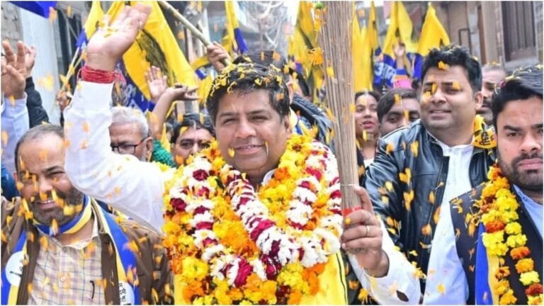 Delhi Election: AAP विधायक Dinesh Mohaniya पर महिला को Flying Kiss देने का आरोप, केस दर्ज