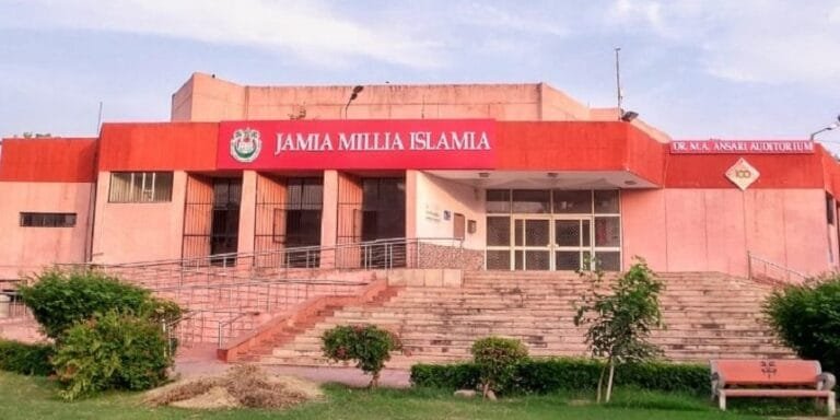 Jamia Millia Islamia: छात्रों का प्रदर्शन और हिंसा, छात्र पर चाकू से हुआ हमला