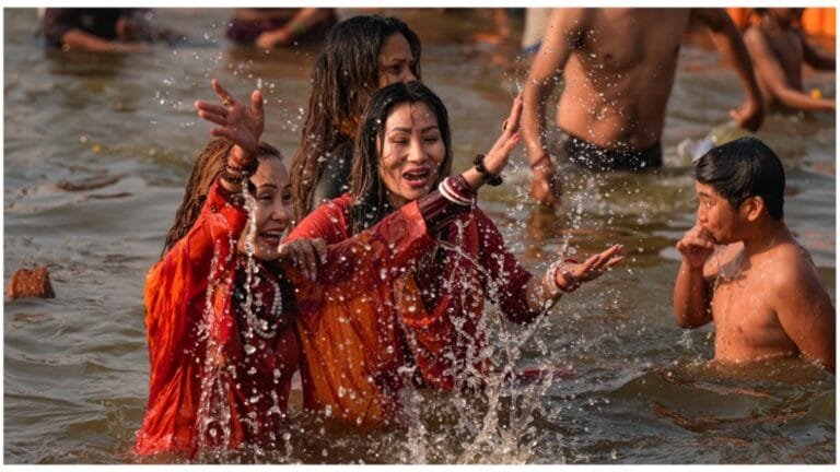 Mahakumbh का अंतिम दिन: Triveni Sangam में विदेशी श्रद्धालुओं ने लगाई आस्था की डुबकी