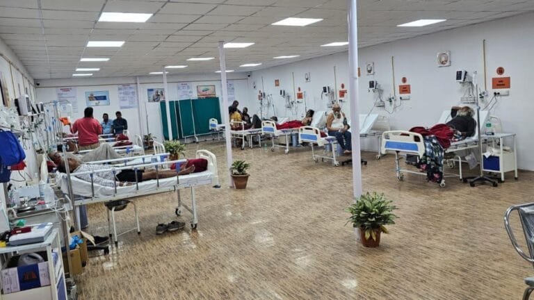 Mahakumbh में स्नान से पहले हुआ हादसा, डॉक्टरों ने अस्पताल में ही कराया Triveni स्नान