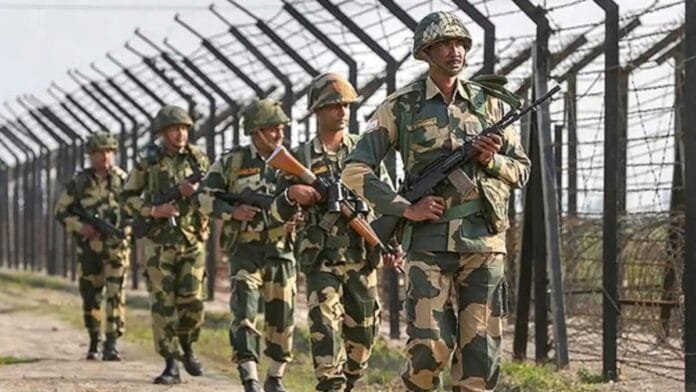 Pathankot बॉर्डर पर घुसपैठ की कोशिश नाकाम, BSF ने घुसपैठिए को मार गिराया Pathankot बॉर्डर पर घुसपैठ की कोशिश नाकाम, BSF ने घुसपैठिए को मार गिराया