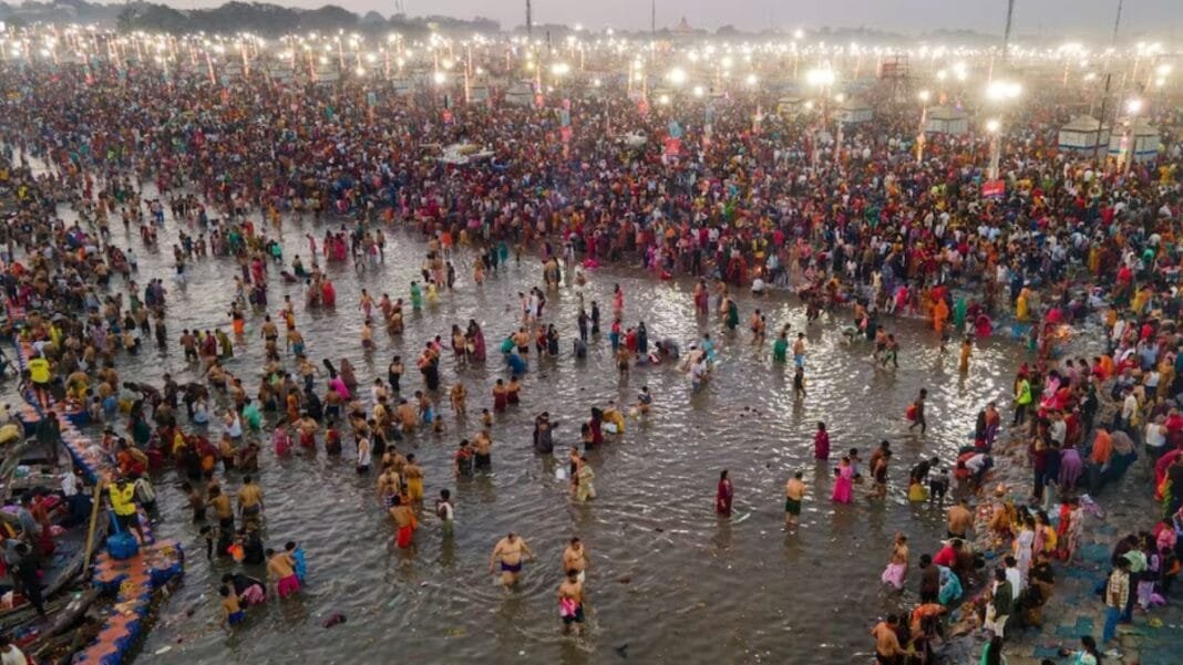 Prayagraj MahaKumbh: महिलाओं के आपत्तिजनक वीडियो सोशल मीडिया पर डालने वालों पर कड़ी कार्रवाई, 15 नए अकाउंट्स पर केस