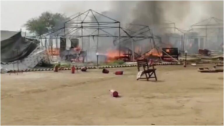 Prayagraj Mahakumbh के सेक्टर-18 में भड़की आग, दमकल कर्मियों ने संभाला मोर्चा