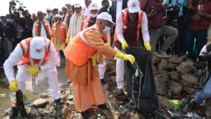 Prayagraj में स्वच्छता अभियान में जुटे CM Yogi, Arail Ghat पर किया सफाई कार्य