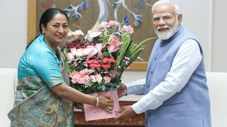 Delhi CM Rekha Gupta ने PM Modi से की मुलाकात, कल राष्ट्रपति और उपराष्ट्रपति से मिली थीं CM