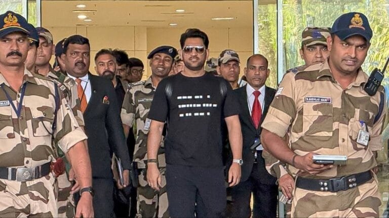 Thaala का आखिरी IPL? MS Dhoni की ‘One Last Time’ टी-शर्ट से IPL Retirement की अफवाहें,मैसेज ने फैंस को किया इमोशनल