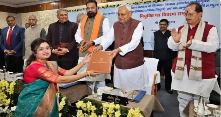 बिहार में नौकरी की बहार, मुख्यमंत्री Nitish Kumar ने 6342 इंजीनियरों समेत 6837 को दिया जॉइनिंग लेटर