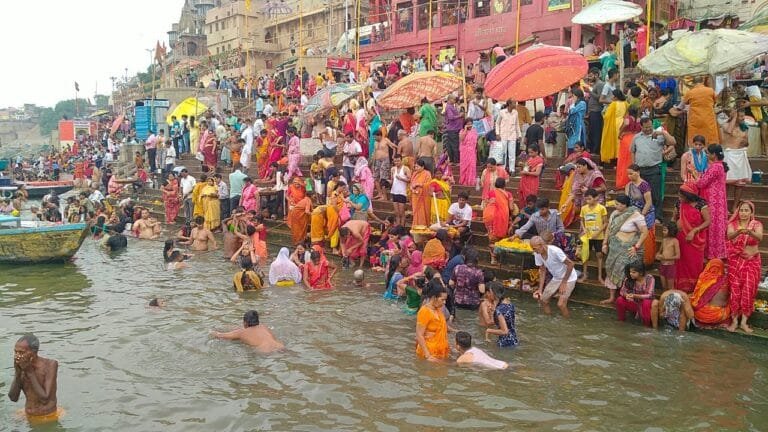 Mahakumbh: माघ पूर्णिमा के अवसर पर वाराणसी में उमड़ा श्रद्धालुओं का सैलाब, दशाश्वमेध घाट पर पवित्र डुबकी लगाई और पूजा अर्चना की