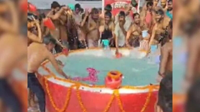 प्रयागराज से आया संगम का पानी, उन्नाव जेल में कैदियों ने लगाई पवित्र डुबकी
