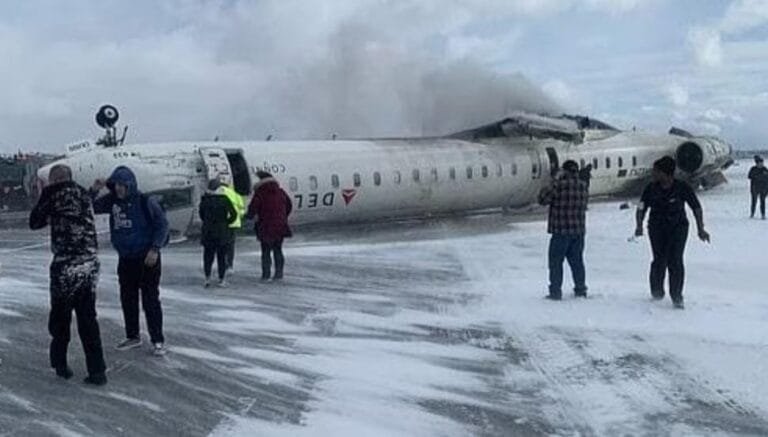 Delta विमान दुर्घटना के बाद Toronto हवाई अड्डे ने दो रनवे बंद किया