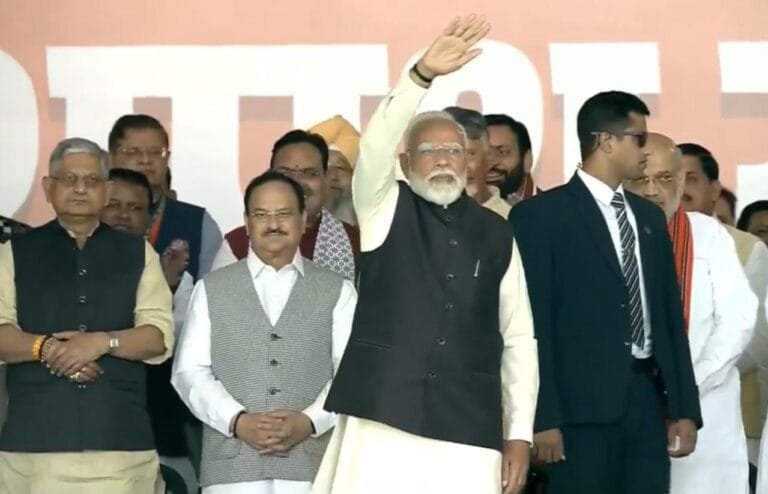 PM Modi पहुंचे Rekha Gupta के मुख्यमंत्री पद की शपथ ग्रहण समारोह में शामिल होने