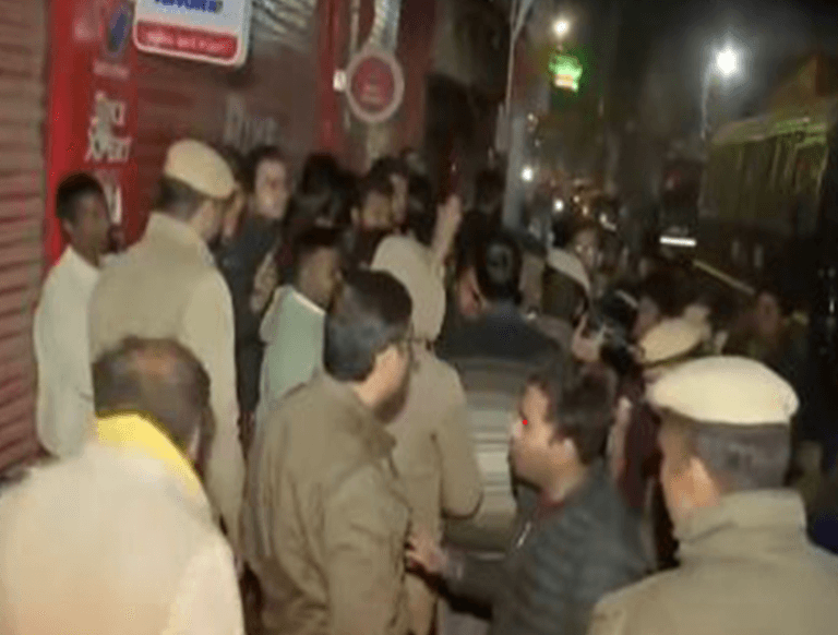 AAP-BJP कार्यकर्ताओं के बीच झगड़ा , दोनों पक्षों ने एक दूसरे पर हमला करने का आरोप लगाया