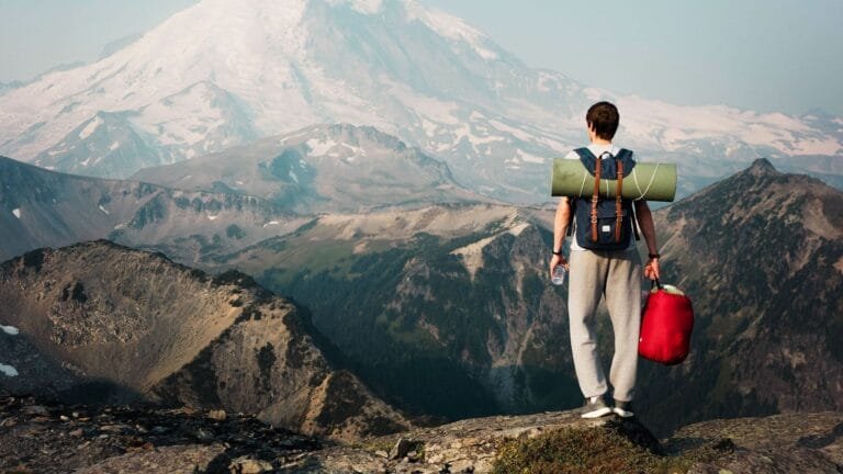 कैसे अकेले यात्रा करना आपके जीवन को बदल सकता है