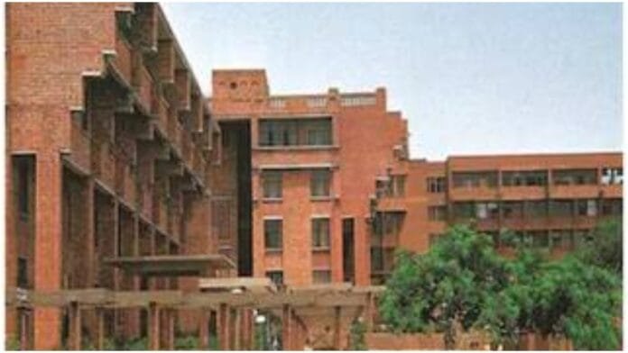 राजनीति गरमाई: Delhi में अवैध प्रवासियों पर JNU रिपोर्ट से बढ़ी बहस