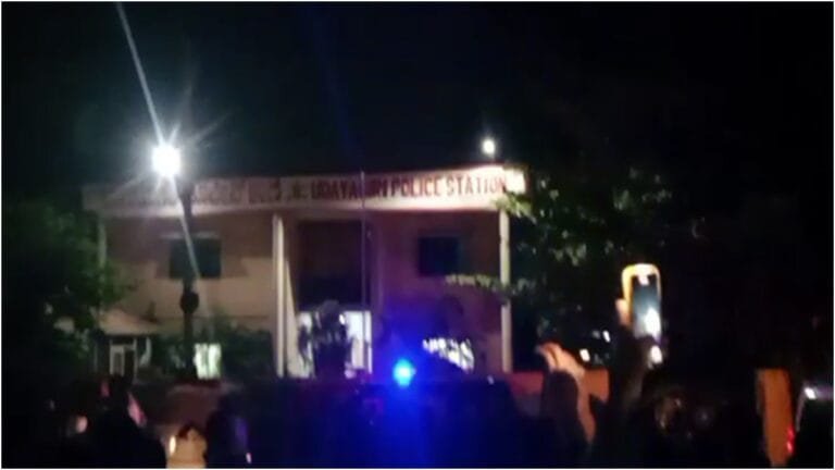 सोशल मीडिया पोस्ट बना बवाल की वजह, Mysore में Udayagiri पुलिस स्टेशन पर हमला
