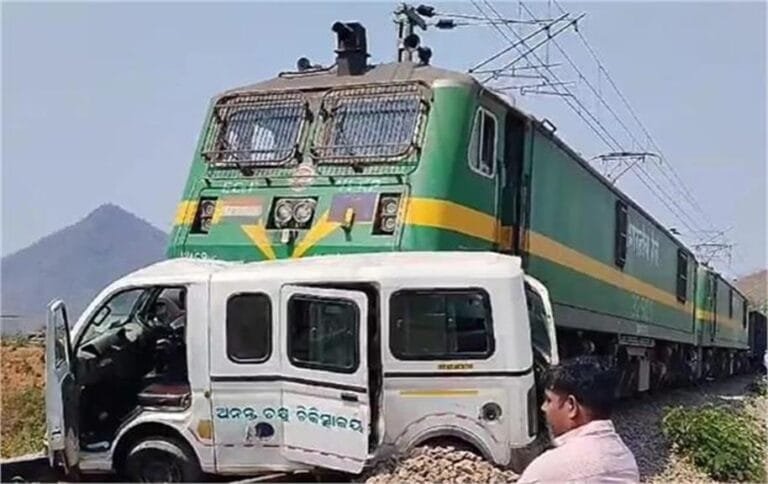 रेलवे ट्रैक पर फंसी एंबुलेंस को मालगाड़ी ने 100 मीटर तक घसीटा