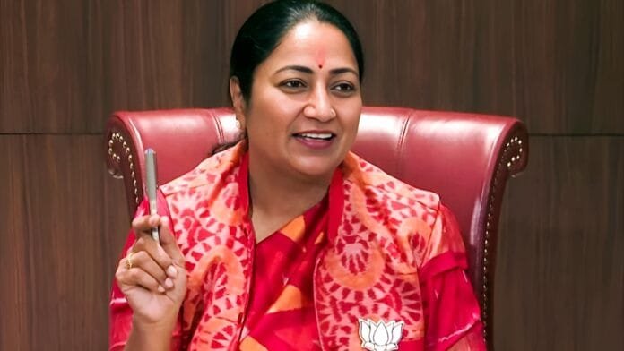 CM Rekha Gupta का मज़ेदार अंदाज़ – बोलीं,'फोटो छोड़ो, कोई तो पराठे खिला दो' CM Rekha Gupta का मज़ेदार अंदाज़ – बोलीं,'फोटो छोड़ो, कोई तो पराठे खिला दो'