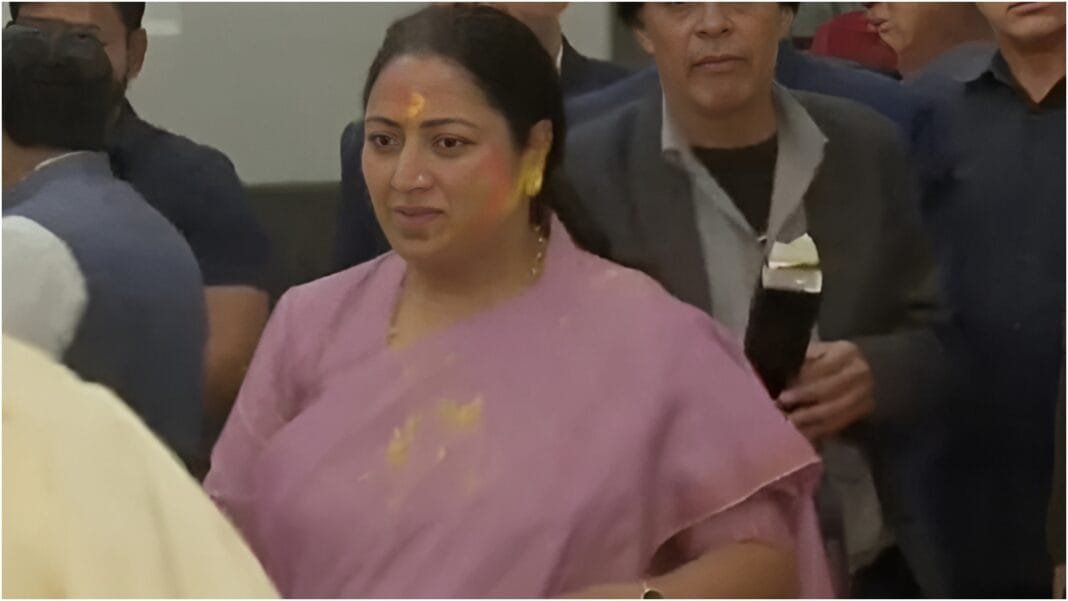 Holi के रंग में सराबोर हुई Delhi की CM Rekha Gupta, Asha Kiran Shelter Home में मनाया त्योहार Holi के रंग में सराबोर हुई Delhi की CM Rekha Gupta, Asha Kiran Shelter Home में मनाया त्योहार
