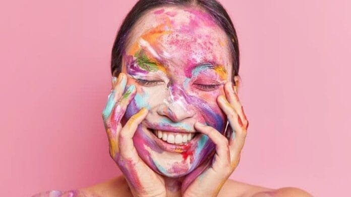 Holi खेलेंगे तो त्वचा होगी बर्बाद? बचने के लिए अपनाएं ये आसान टिप्स