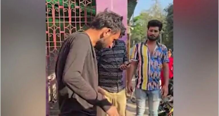 Girlfriend की Call Details मांगने Telecom Office पहुंचा सनकी आशिक, कुल्हाड़ी से मचाई तोड़फोड़, महिला कर्मचारियों से की बदसलूकी