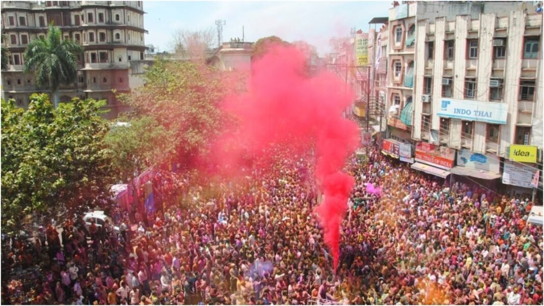Indore में Rang Panchami का धमाल, Ger में उमड़ा रंगों का सैलाब Indore में Rang Panchami का धमाल, Ger में उमड़ा रंगों का सैलाब