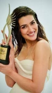 IIFA 2025 में Kriti Sanon का जलवा, सफेद हंस जैसी ड्रेस में लूटी महफिल