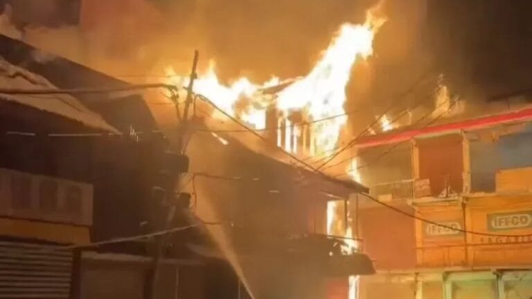 Jammu- Kashmir के Shopian में भीषण आग, कई दुकानें जलकर खाक