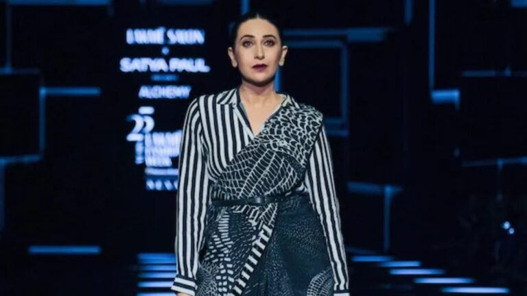 Karishma Kapoor ने रैंप पर मचाया धमाल, Satya Paul की साड़ी में दिखीं बेहद ग्लैमरस