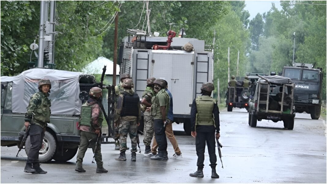 Kashmir में बड़ी साजिश नाकाम! सेना ने दो संदिग्धों को हथियारों संग दबोचा, LOC पर गोलीबारी में जवान घ Kashmir में बड़ी साजिश नाकाम! सेना ने दो संदिग्धों को हथियारों संग दबोचा, LOC पर गोलीबारी में जवान घायल