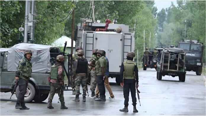 Kashmir में बड़ी साजिश नाकाम! सेना ने दो संदिग्धों को हथियारों संग दबोचा, LOC पर गोलीबारी में जवान घायल