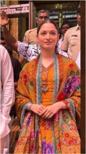 Tamannnaah Bhatia का ट्रेडिशनल जलवा, मंदिर में दिखीं रॉयल येलो कुर्ता सेट में