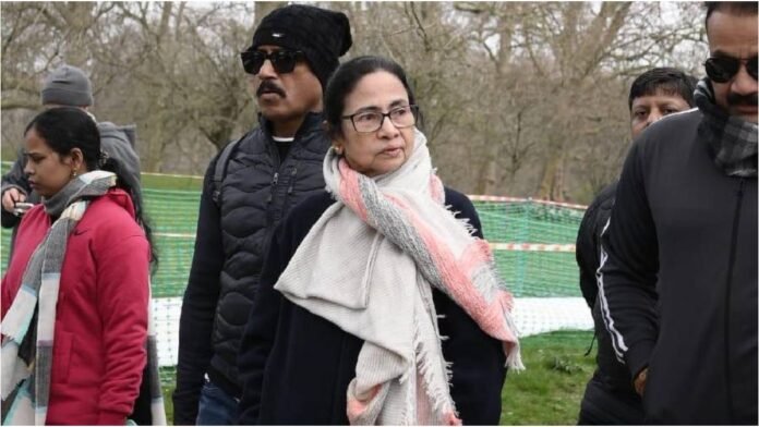 London की गलियों में Mamata Banerjee का अलग अंदाज, साड़ी-चप्पल में दौड़ती दिखीं मुख्यमंत्री