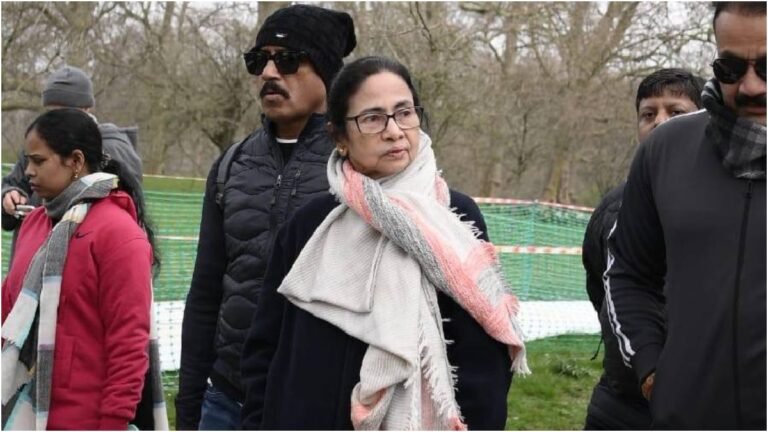 London की गलियों में Mamata Banerjee का अलग अंदाज, साड़ी-चप्पल में दौड़ती दिखीं मुख्यमंत्री