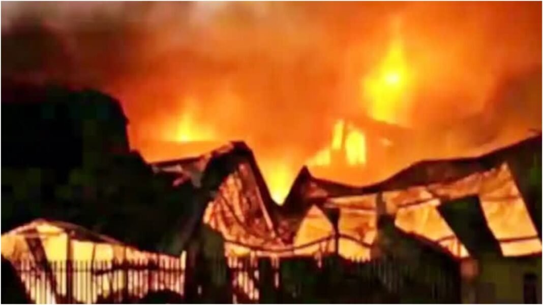 Maharashtra के Chhatrapati Sambhajinagar में फर्नीचर की दुकानों में लगी भीषण आग