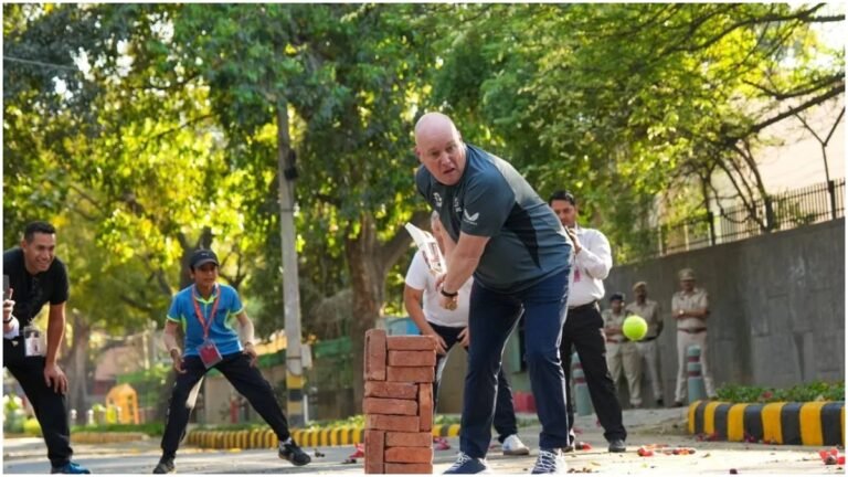New Zealand के प्रधानमंत्री Christopher Luxon ने Delhi में बच्चों संग खेला क्रिकेट, तस्वीरें वायरल