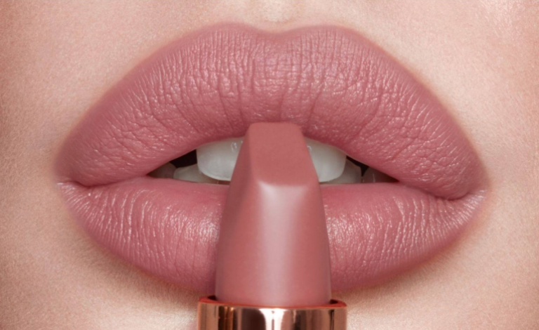 रोज Lipstick लगाती हैं तो हो जाएं सावधान! धीरे-धीरे सेहत हो रही है तबाह...