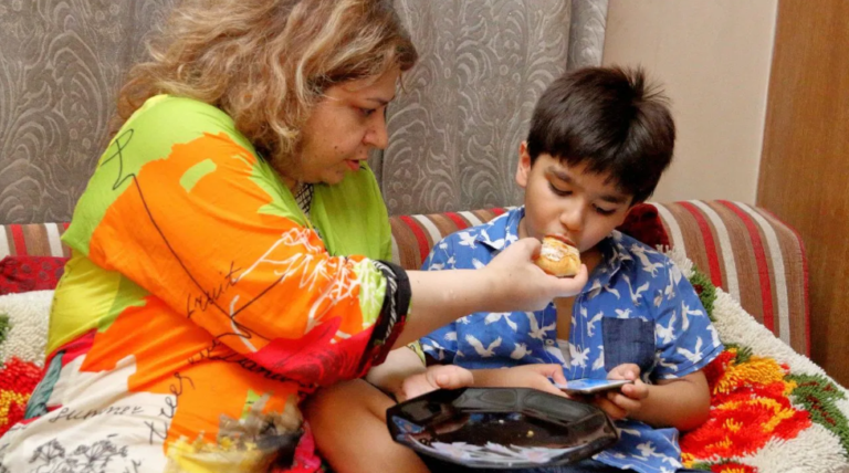 मोबाइल देखते हुए बच्चा खाता है खाना, इस आदत को ऐसे छुड़ाएं