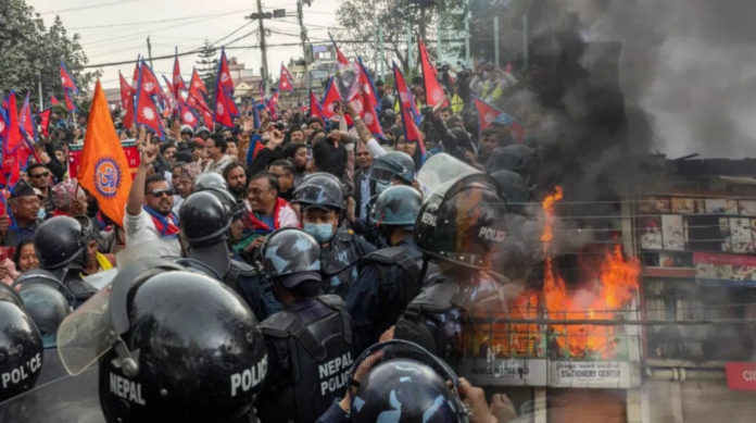 बांग्लादेश की तरह नेपाल में होगा तख्तापलट? काठमांडू में बड़ा बवाल, कई इमारतों में लगाई आग