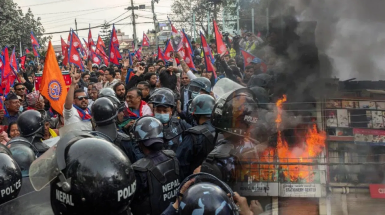 बांग्लादेश की तरह नेपाल में होगा तख्तापलट? काठमांडू में बड़ा बवाल, कई इमारतों में लगाई आग