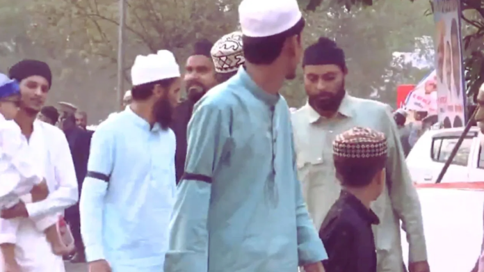 काली पट्टी बांधकर अदा की ईद की नमाज… वक्फ बिल के खिलाफ बच्चों ने भी किया विरोध